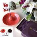 紅色有田燒線香香座插上線香的樣子