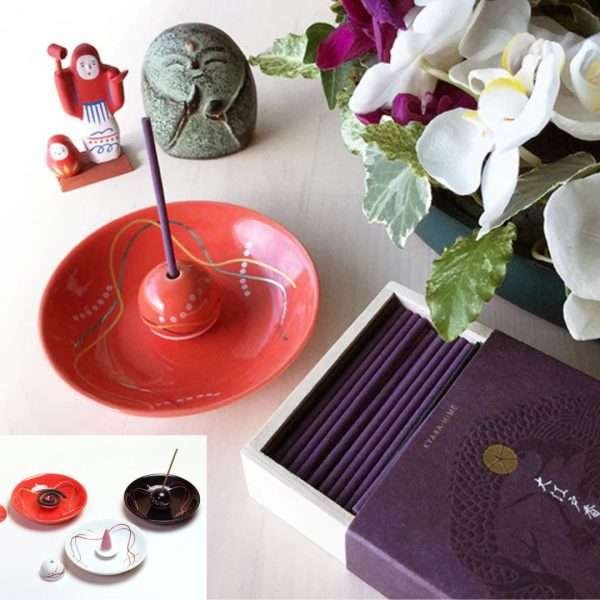 紅色有田燒線香香座插上線香的樣子