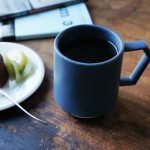 CHIPS Mug 陶瓷杯 380ml - 藍色款， 裝着咖啡放在木枱面上