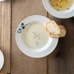 美濃燒釣魚日湯碟裝了湯放在餐枱上的俯視圖