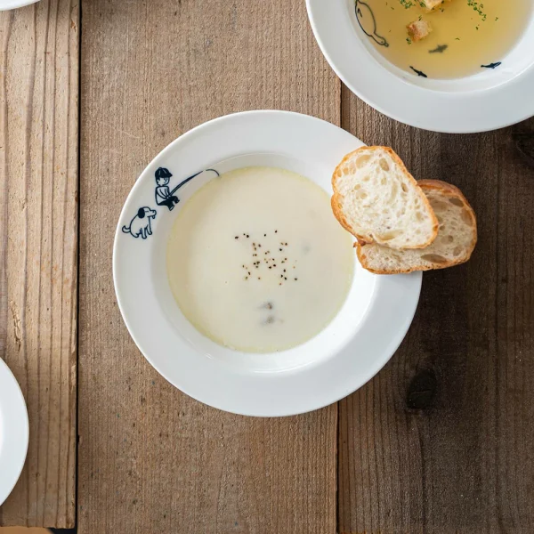 美濃燒釣魚日湯碟裝了湯放在餐枱上的俯視圖