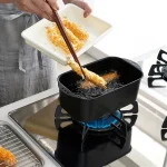 日本製炸鍋可放於明火上煮食、使用