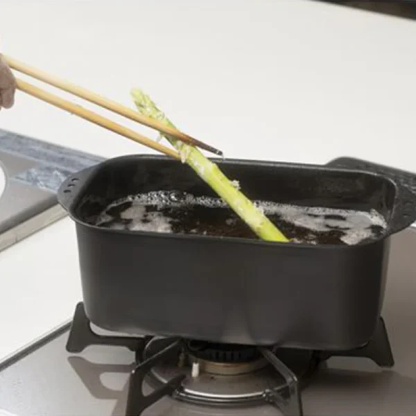 長方形設計，在油炸蝦、炸豬排、美式熱狗等時充分利用每一寸空間，輕鬆收集用過的食用油。