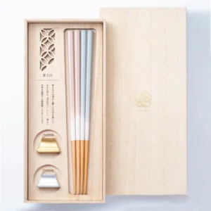 KICCHO 對筷套裝富士山款式俯視圖: 一個銀色和一個金色的富士山形狀筷子架，一對粉紅色的和一對藍色的筷子裝在精緻的木禮盒內。