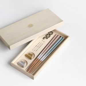 KICCHO 對筷套裝富士山款式俯視圖: 一個銀色和一個金色的富士山形狀筷子架，一對粉紅色的和一對藍色的筷子裝在精緻的木禮盒內。