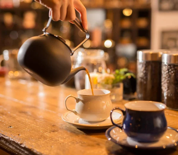 用啞黑色把茶倒進茶杯的樣子