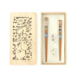 姆明與阿美對筷套裝裝在精緻的木禮盒內,套裝包括一對木筷子筷子一對亞克力筷子托架