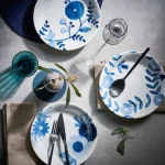 Oriental 藍花餐碟放在餐桌上的場景圖