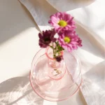 粉紅色燭台 with flowers close up view