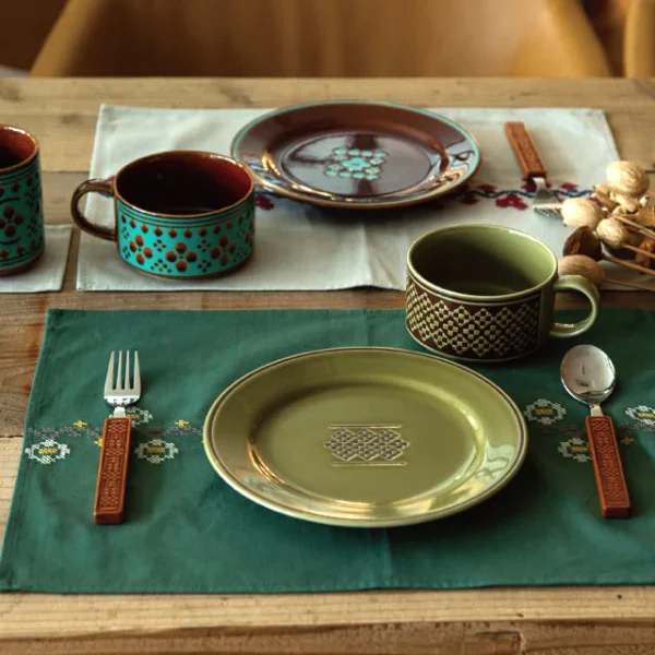 Polka 美濃燒杯、餐碟、叉子和勺子於餐桌上的一套使用