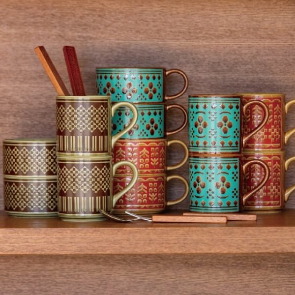 Polka 美濃燒杯有不同的尺寸和顏色，易於堆疊，節省空間-