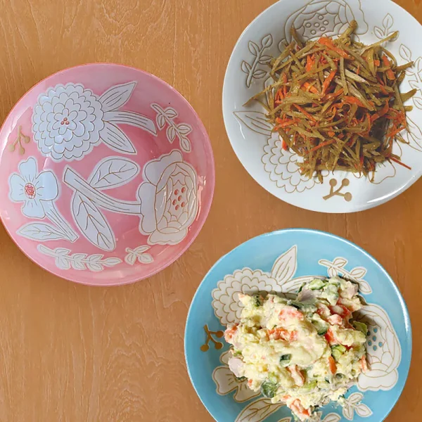 Unelma kukkia 花朵壓紋系列 - 桌子上展示粉色、白色和藍色