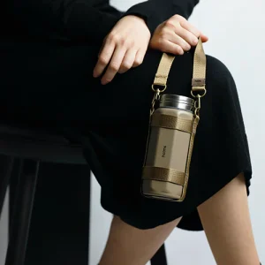 holms 保溫瓶 340ml 攜帶帶子時的樣子