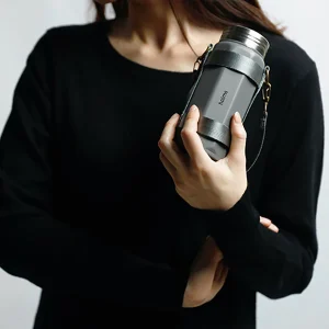 holms 保溫瓶 340ml - 灰色，握在手裡時的樣子