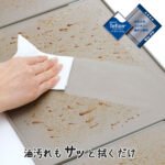 手拿着布抹掉[下村]可伸縮防油板上面油漬的示範圖片