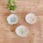 九谷燒晴天系列小花豆皿小盤禮盒3件組 - 3件小盤正面木枱面背景圖