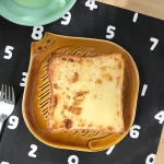 棕色小貓坑紋吐司碟放著吐司的樣子