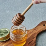 意大利橄欖木蜜糖匙可以輕鬆地舀蜂蜜