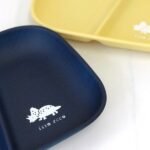 日本製北歐藍色與黃色恐龍分隔盤恐龍圖案放大圖