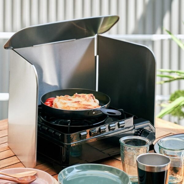 日本製 LEYE 四面不鏽鋼擋油板 圍着座枱爐使用的場景圖。