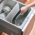 日本製《LEYE》四面不鏽鋼擋油板拆開部件放進櫃桶的示範圖片