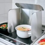 日本製 LEYE 四面不鏽鋼擋油板 圍着平面爐使用的場景圖。