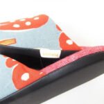 紅色日本製POPOSEA北歐風拖鞋上的logo