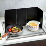 日本製高木金屬5截防油板完全伸展後放在電子爐上的場景使用圖片。