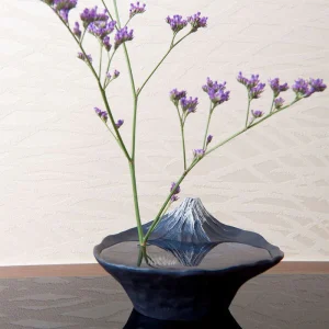 銀雅堂富士山花器插上紫色花枝，與水中富士山倒影相輝映