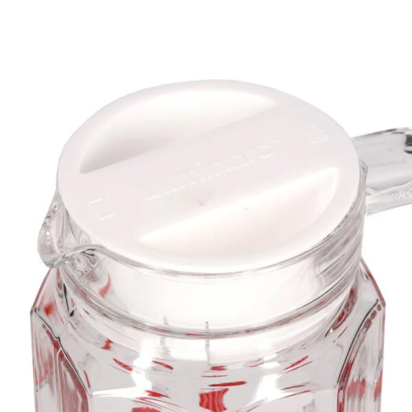 阿美LIttly My玻璃水壺蓋着白色的蓋子