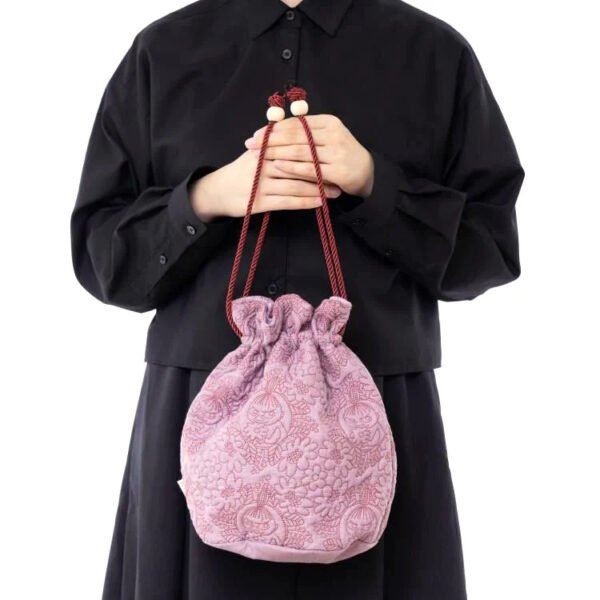 阿美Littly My 粉紅色絎縫抽繩袋拿在手裡的樣子