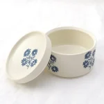 雛菊波佐見燒陶瓷盒藍色花款式在蓋上和盒子外都有藍色花圖案,非常漂亮