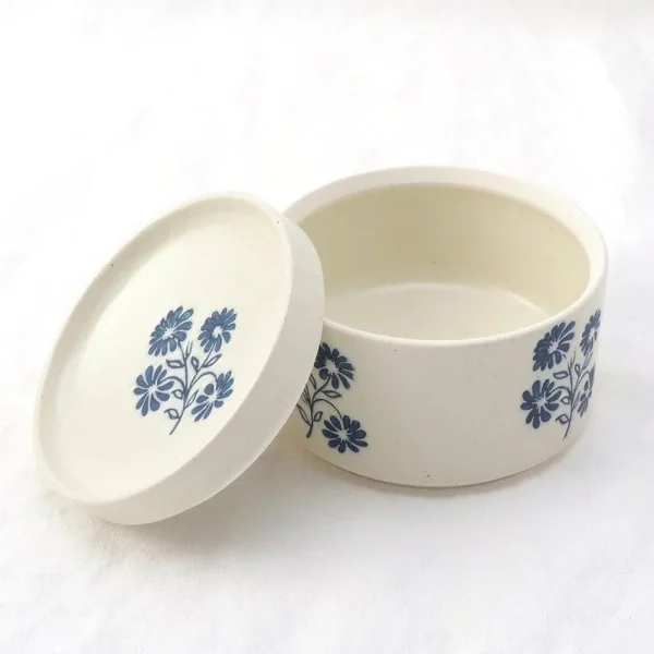 雛菊波佐見燒陶瓷盒藍色花款式在蓋上和盒子外都有藍色花圖案,非常漂亮