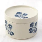 雛菊波佐見燒陶瓷盒藍色花款蓋上蓋子的糢樣