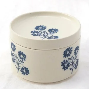 雛菊波佐見燒陶瓷盒藍色花款蓋上蓋子的糢樣