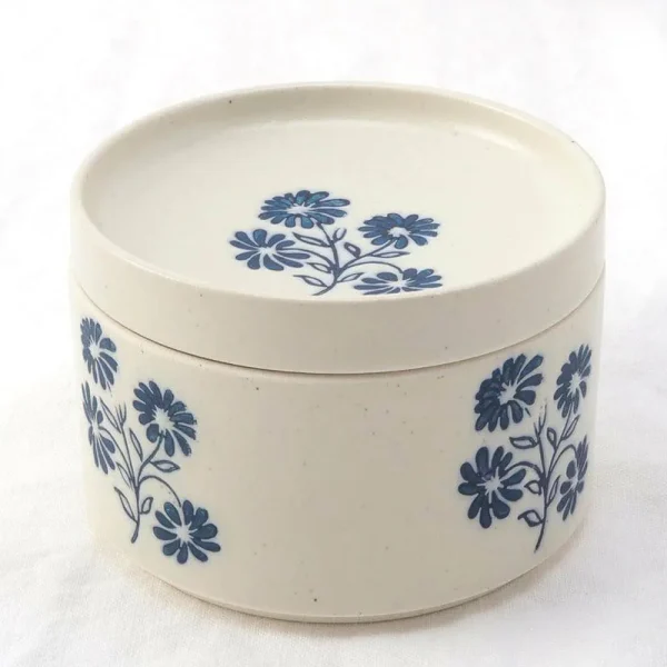 雛菊波佐見燒陶瓷盒藍色花款蓋上蓋子的糢樣
