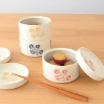 陶瓷盒有藍色、紅色和黃色三種顏色,可以堆疊起來,節省空間及方便存放。