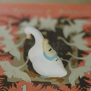 陶瓷擺設 - 野天鵝放在橙色天鵝畫布上的背面