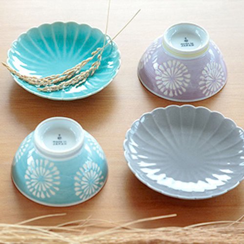 波佐見燒花火飯碗 薰衣草色與綠松石色及同系列小碟放在枱面,色彩柔和而美麗