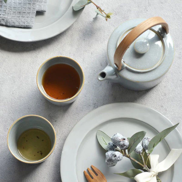 SALIU 祥SYO 灰色美濃燒手工茶壺與同款的杯子一套放在桌子上看起來非常優雅