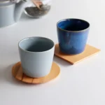 SALIU 祥SYO 灰色和藍色美濃燒手工茶杯放在木杯墊上
