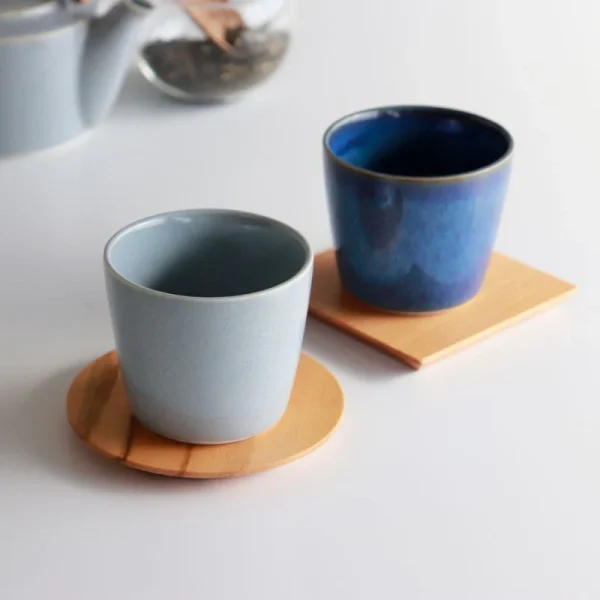 SALIU 祥SYO 灰色和藍色美濃燒手工茶杯放在木杯墊上