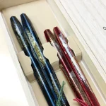 Issou 一雙煙火若狹塗夫婦對筷禮盒裝筷子放在木盒內，筷子頭部的大特寫。