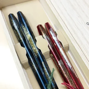 Issou 一雙煙火若狹塗夫婦對筷禮盒裝 筷子頭部大特寫，放在木盒內