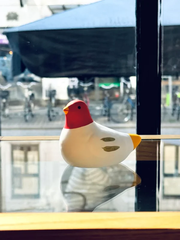 幸運鴿子裝飾品放在窗邊真漂亮