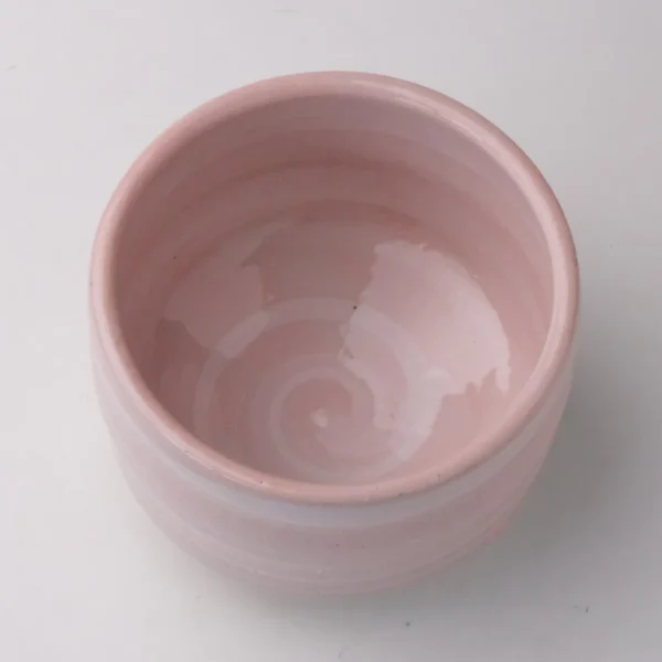 粉红色美濃焼抹茶碗裡面