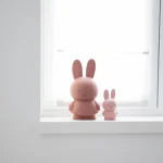 Miffy - 造型存錢罐(S) 煙粉色款 兩種不同尺寸並排放在窗台上