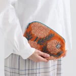 Morita Miw 花與瓢蟲布質小包-握在手裡的樣子