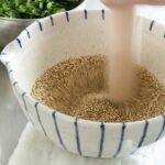 美濃燒研缽與磨杵套裝藍色條紋款式研磨芝麻使用範例