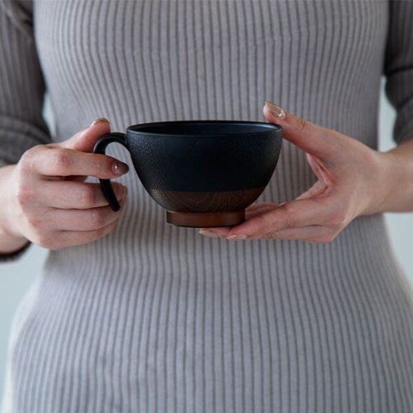 黑色小號TAB Ware湯碗雙手捧在手裡的樣子